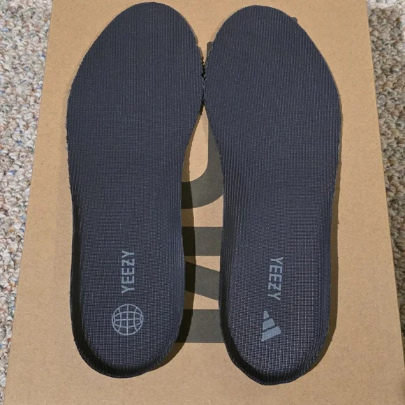 Adidas Yeezy Boost 350 V2 Carbon Beluga HQ7045 Size 10 Mens/ 11 Womens - Picture 4 of 5